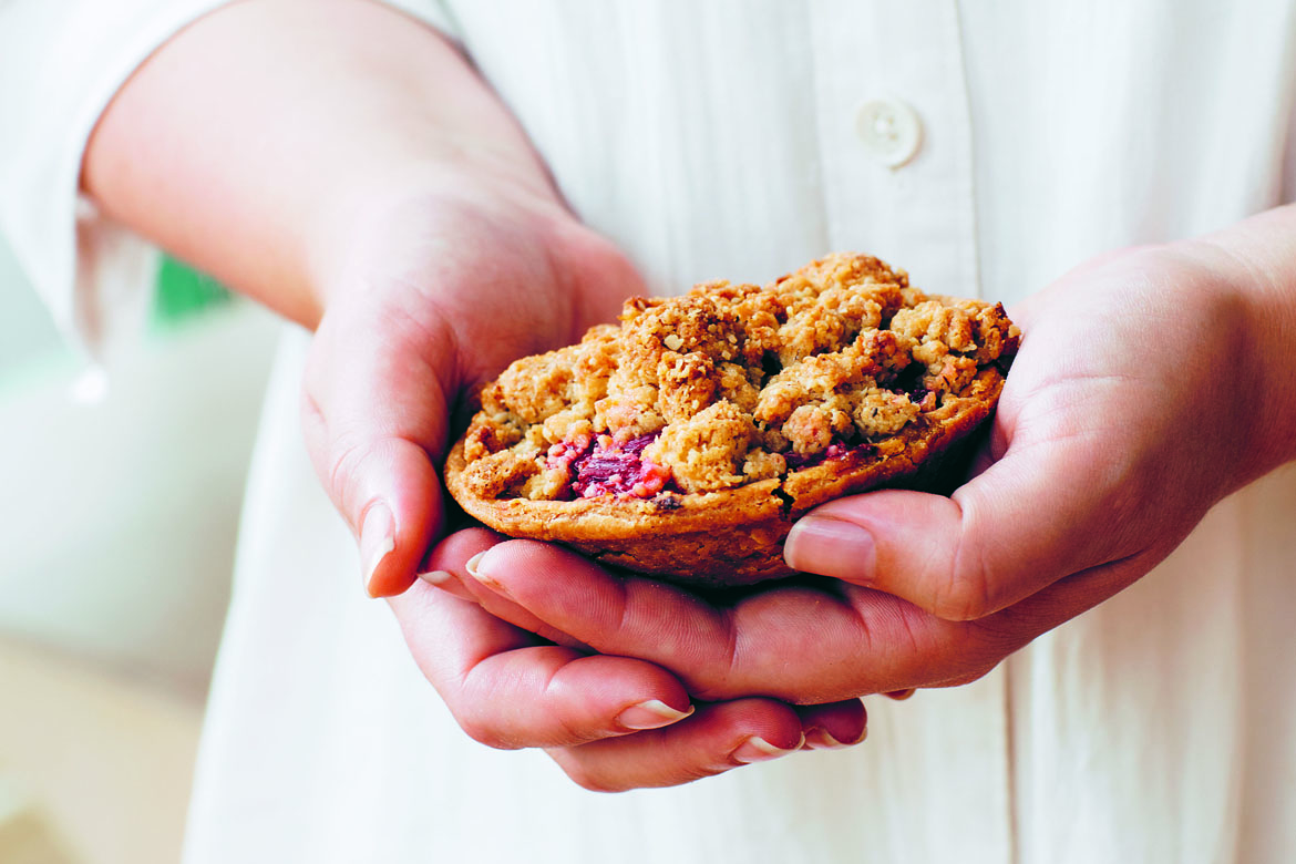 Rhubarb custard crumble pies