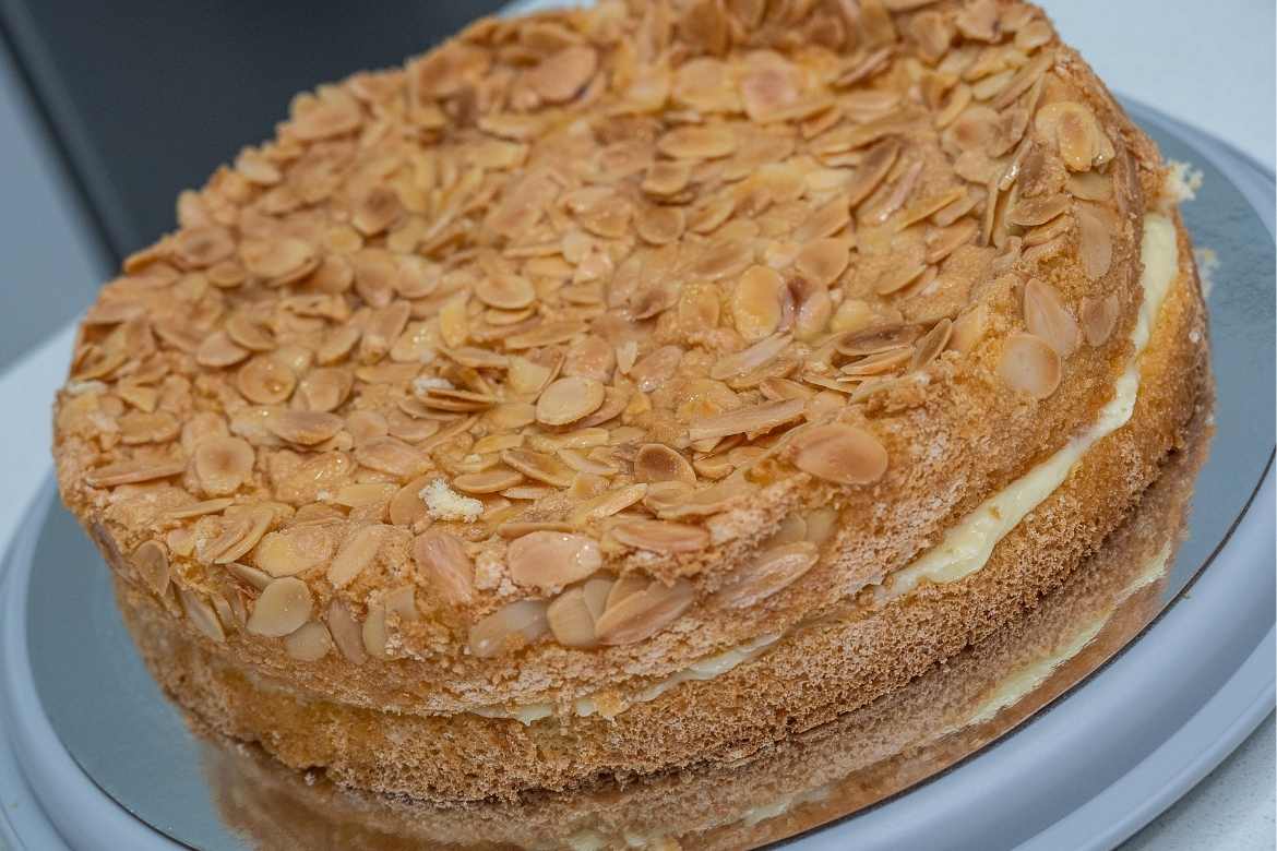 Bienenstich (bee sting cake) with Brezel