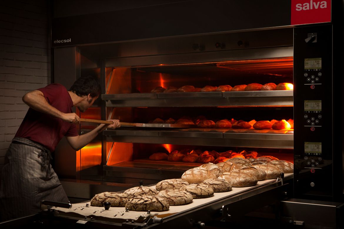 An energy-efficient deck oven powered by the sun