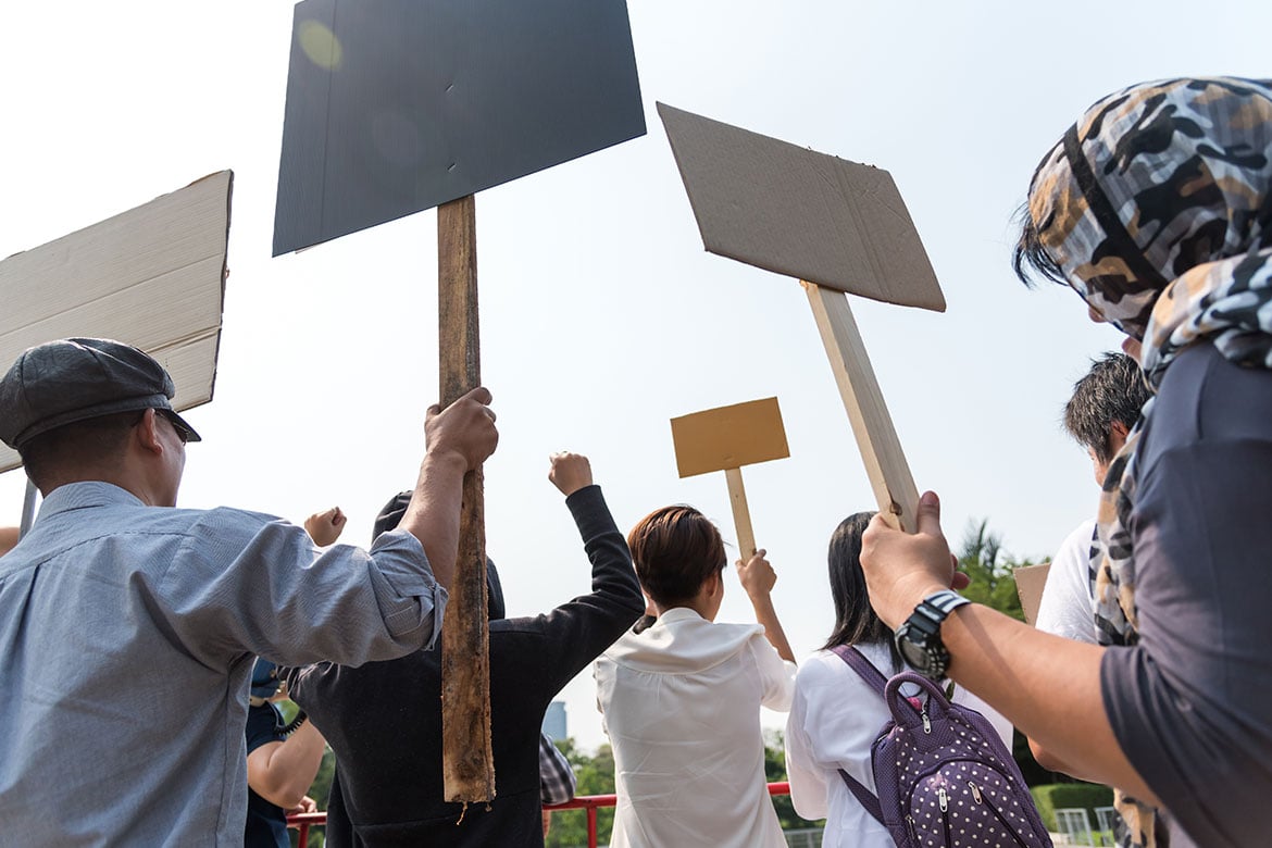 Workers strike, holding placards (Pampas strike)