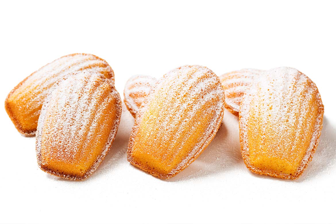Perfect French madeleine cookies, buttery and delicate, powdered with icing sugar. (Madeleine de Proust)