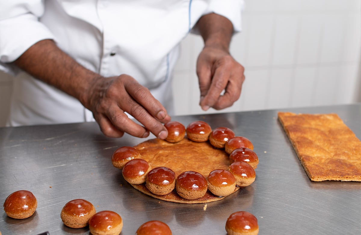 Assembling the gateaux