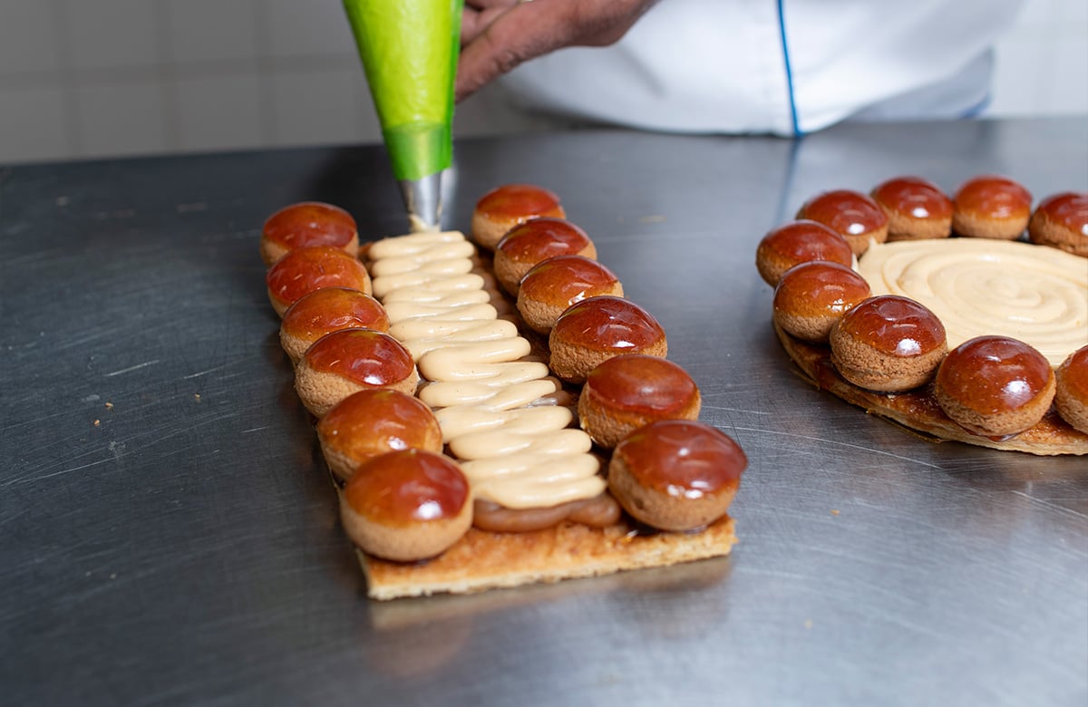 Assembling the gateaux