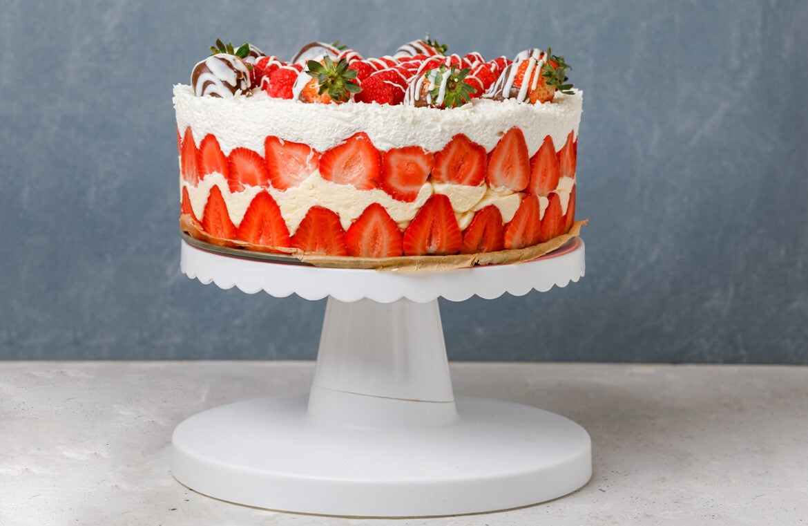 Strawberry Cake. Twenty pastry chefs joined forces to create the world's longest strawberry cake