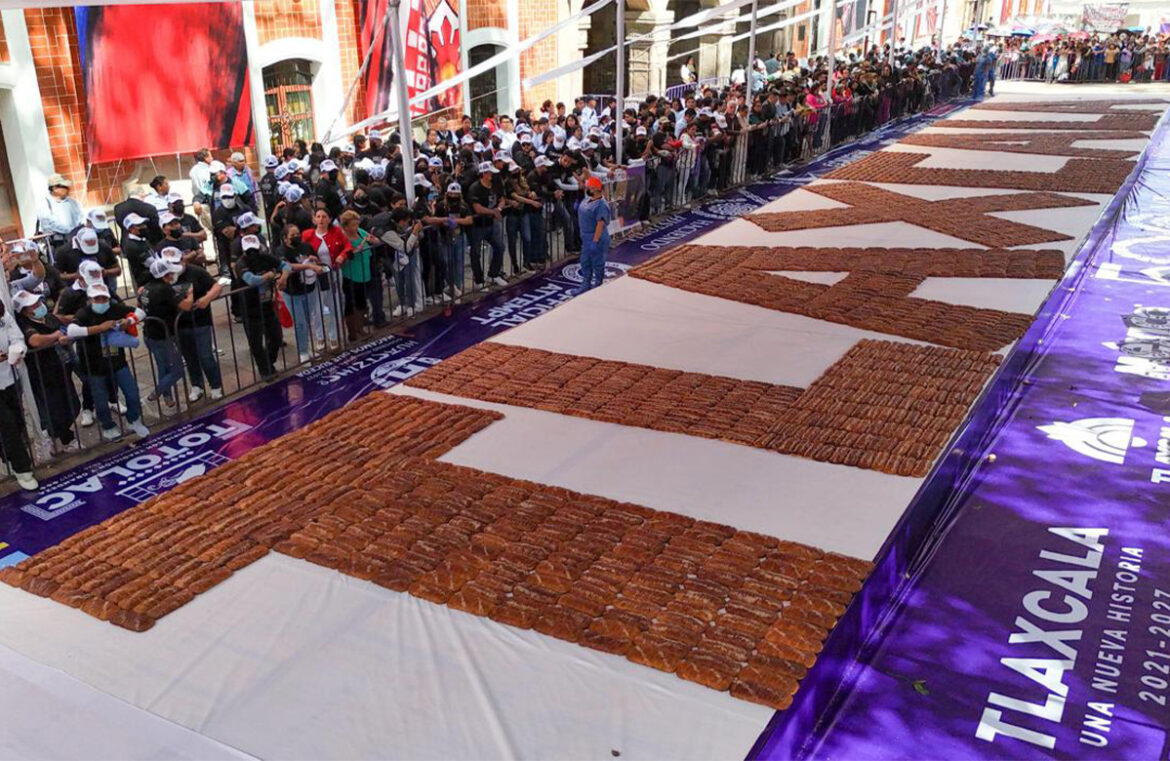 The Guinness World Record attempt involved 100 bakers making 2581 loaves of pan de fiesta