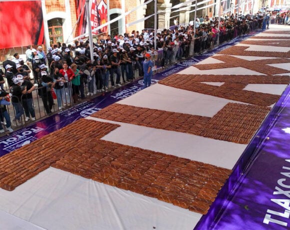 The Guinness World Record attempt involved 100 bakers making 2581 loaves of pan de fiesta