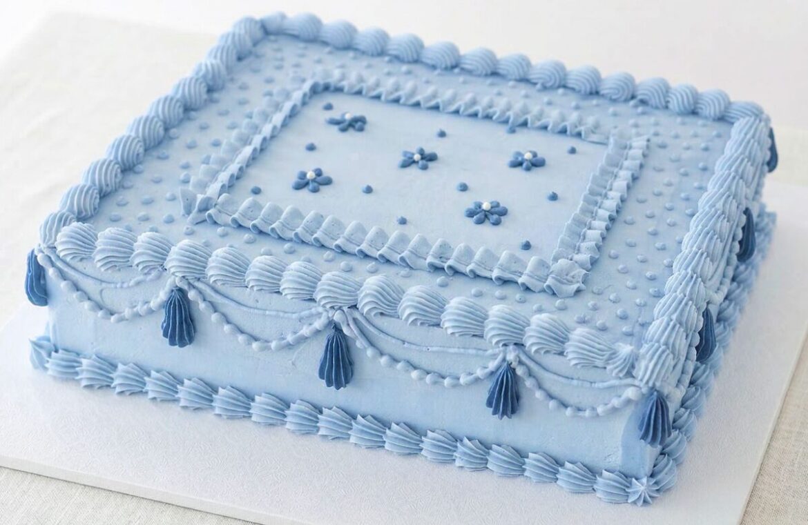 Vintage piping on slab cake