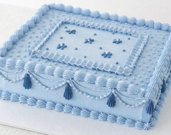 Vintage piping on slab cake